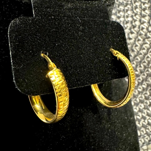 14K gold oval hoops - Picture 1 of 7